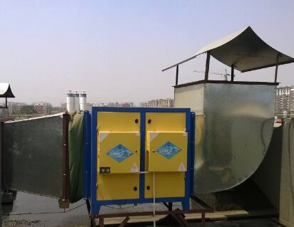 安裝油烟净化设备与油烟过滤器出口处部位的间距**少在4米左右 安裝油烟净化设备与油烟过滤器出口处部位的间距**少在4米左右